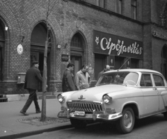 Magyarország, Budapest V., Alkotmány utca 12., 1968, Magyar Rendőr, GAZ M21 Volga, Budapest, rendszám, Fortepan #65649