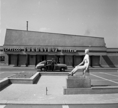 Magyarország, Kecskemét, Rávágy (Schönherz Zoltán) tér, Ülő nő szobra (Andrássy Kurta János, 1967.), háttérben a Toronyház étterem, eszpresszo., 1968, Magyar Rendőr, szobor, rendőr, rendőrjármű, meztelen alak, eszpresszó, Fortepan #65656