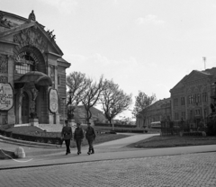 Magyarország, Kecskemét, Katona József tér, balra a Katona József Színház., 1968, Magyar Rendőr, munkásőr, színház, rendőr, Fellner és Helmer-terv, eklektikus építészet, neobarokk stílus, Fortepan #65658