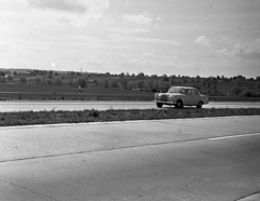 Magyarország, Budapest XI., az M1-M7-es autópálya közös szakasza Budaörs előtt, balra a háttérben Kamaraerdő, Vadász-hegy., 1968, Magyar Rendőr, Budapest, Fortepan #65662