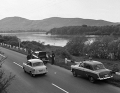 Magyarország, Visegrád, 11-es főút a város határában, szemben a Szentendrei sziget csúcsa., 1968, Magyar Rendőr, Trabant 500, Fiat 1300/1500, Moszkvics 407, Fortepan #65669