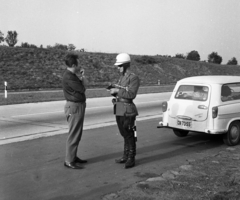 Magyarország, Budaörs, az M7-es autópálya az M1-es autópályával (akkor autóút) való találkozása előtt., 1968, Magyar Rendőr, Trabant 500, motoros rendőr, bukósisak, igazoltatás, rendszám, Fortepan #65670