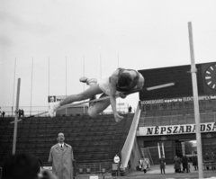 Magyarország, Népstadion, Budapest XIV., 1968, Magyar Rendőr, sport, felirat, óra, férfi, stadion, atlétika, magasugrás, Budapest, Népszabadság, Fortepan #65678