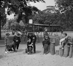 Magyarország, Budapest VIII., II. János Pál pápa (Köztársaság) tér, a háttérben balra az Erkel Színház épületének a sarka látszik., 1968, Magyar Rendőr, Budapest, önkéntes rendőr, játszótér, Fortepan #65681