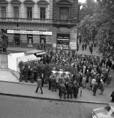 Magyarország, Budapest VI., Liszt Ferenc tér, jobbra az Andrássy út (Népköztársaság útja). Ünnepi könyvhét., 1968, Magyar Rendőr, Budapest, Fortepan #65682