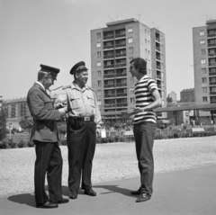 Magyarország, Komló, Városház (Lenin) tér., 1968, Magyar Rendőr, park, rendőr, igazoltatás, Fortepan #65692