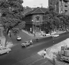 Magyarország, Budapest VIII., Fiumei (Mező Imre) út a Légszesz utcából nézve, szemben a a Mosonyi utca., 1968, Magyar Rendőr, rendőrdobogó, Budapest, forgalomirányítás, Wartburg 311/312, Moszkvics 408, Wartburg-márka, Fortepan #65698