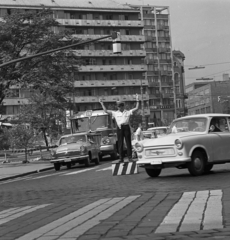 Magyarország, Budapest I., Alagút utca - Attila út kereszteződés, balra a Horváth kert, háttérben a Mészáros utcában a Szilágyi Erzsébet gimnázium., 1968, Magyar Rendőr, autóbusz, Trabant-márka, GAZ-márka, automobil, rendőrdobogó, Budapest, forgalomirányítás, gyalogátkelő, rendszám, Fortepan #65699