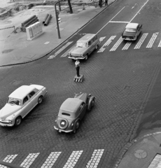 Magyarország, Budapest I., Alagút utca - Attila út kereszteződés., 1968, Magyar Rendőr, rendőrdobogó, Budapest, forgalomirányítás, gyalogátkelő, IFA F8, rendszám, FSO Warszawa, Fortepan #65700