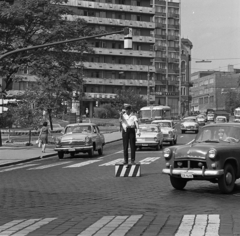 Magyarország, Budapest I., Alagút utca - Attila út kereszteződés, balra a Horváth kert, háttérben a Mészáros utcában a Szilágyi Erzsébet gimnázium., 1968, Magyar Rendőr, GAZ-márka, Moszkvics-márka, automobil, rendőrdobogó, Budapest, forgalomirányítás, gyalogátkelő, Opel Kadett, Ikarus 620/630, rendszám, GAZ M21 Volga, Moszkvics 402, Fortepan #65701