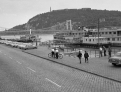 Magyarország, Budapest V., pesti alsó rakpart, Vigadó téri hajóállomás, háttérben az Erzsébet híd és a Gellért-hegy., 1968, Magyar Rendőr, Budapest, kerékpáros rendőr, parkoló, Fortepan #65706