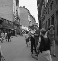 Magyarország, Budapest V., Váci utca a Régi posta utca saroktól a Párizsi utca felé nézve., 1968, Magyar Rendőr, járókelő, utcakép, életkép, rendőr, Budapest, Fortepan #65707