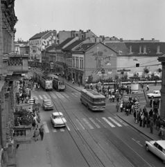 Magyarország, Miskolc, Széchenyi utca a "villanyrendőr" kereszteződés. Jobbra a Kazinczy Ferenc (Szemere) utca., 1968, Magyar Rendőr, gyalogátkelő, villamos, forgalom, Ikarus 620/630, GAZ M21 Volga, FSO Warszawa, Fortepan #65709