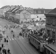 Magyarország, Miskolc, Széchenyi utca a "villanyrendőr" kereszteződés. Jobbra a Kazinczy Ferenc (Szemere) utca., 1968, Magyar Rendőr, gyalogátkelő, kerékpár, motorkerékpár, Fortepan #65717