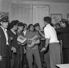 Hungary, Budapest VI., Nyugati pályaudvar, váróterem., 1968, Magyar Rendőr, cigarette, gypsy, beret, guitar, peaked cap, portable radio, schedule, Budapest, Fortepan #65729