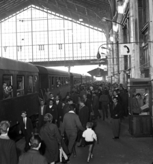 Hungary, Budapest VI., Nyugati pályaudvar, csarnok., 1968, Magyar Rendőr, rail, train station, Budapest, Gustave Eiffel-design, Fortepan #65730