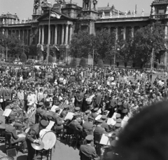 Hungary, Budapest V., Kossuth Lajos tér, ünnepség a Parlament előtt. Háttérben az Igazságügyi Palota (ekkor Magyar Nemzeti Galéria és az MSZMP Párttörténeti Intézete)., 1968, Magyar Rendőr, Alajos Hauszmann-design, wind band, eclectic architecture, Budapest, Fortepan #65740