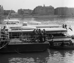 Magyarország, Budapest V.,Budapest I., Batthyány tér, hajóállomás., 1968, Magyar Rendőr, hajó, rendőr, csónak, tányérsapka, búvár, vízibusz, ponton, Budapest, oxigénpalack, csáklya, Fortepan #65745