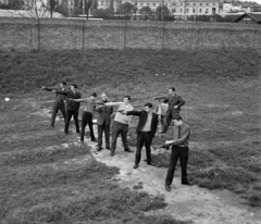 Magyarország, Pécs, Nyírfa utca, lőtér. Háttérben a Pécsi Dohánygyár raktárépülete., 1968, Magyar Rendőr, távcső, pisztoly, lövészet, céllövészet, Fortepan #65749