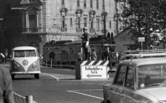 Magyarország, Budapest VII., a Thököly út Baross téri szakasza a Nefelejcs utcánál, szemben a Verseny utca sarokháza., 1968, Magyar Rendőr, Volkswagen-márka, rendőr, villamos, mikrobusz, villamosmegálló, rendszám, rendőrdobogó, Volkswagen Typ2, Budapest, Volkswagen Transporter 1, forgalomirányítás, viszonylatszám, Fortepan #65752