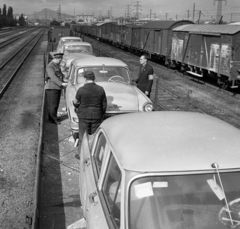 Magyarország, Budapest XIII.,Budapest IV., Budapest-Angyalföld vasútállomás., 1968, Magyar Rendőr, vasút, vasútállomás, automobil, GAZ M21 Volga, távvezeték, Budapest, Fortepan #65754