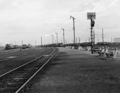 Magyarország, Budapest XIV., Rákosrendező pályaudvar., 1968, Magyar Rendőr, dízelmozdony, MÁV M62 sorozat, Budapest, alakjelző, Fortepan #65755