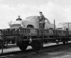 Magyarország, Budapest XIII.,Budapest IV., Budapest-Angyalföld vasútállomás., 1968, Magyar Rendőr, vasúti szerelvény, tányérsapka, GAZ M21 Volga, Budapest, Fortepan #65756