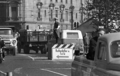 Magyarország, Budapest VII., a Thököly út Baross téri szakasza a Nefelejcs utcánál, szemben a Verseny utca sarokháza., 1968, Magyar Rendőr, teherautó, ZIL-márka, rendőr, rendőrdobogó, Budapest, forgalomirányítás, Fortepan #65758