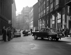 Magyarország, Budapest V., Honvéd utca, baleseti helyszínelés, a Markó utcai kereszteződéstől a Szalay utca felé nézve., 1968, Magyar Rendőr, Trabant-márka, baleset, oldalkocsis motorkerékpár, GAZ M21 Volga, Budapest, Fortepan #65762