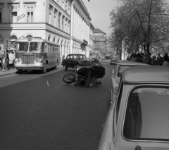 Magyarország, Budapest V., Honvéd utca, baleseti helyszínelés a Markó utcai kereszteződés közelében, távolban a Szent István körút házai., 1968, Magyar Rendőr, autóbusz, baleset, Ikarus-márka, Ikarus 620/630, GAZ M21 Volga, Budapest, oldalkocsis motorkerékpár, Fortepan #65763