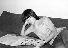 1985, Fortepan, portrait, reading, wrist watch, relaxation, newspaper, boy, Népszabadság newspaper, prop up the head, Fortepan #6577