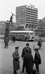 Magyarország, Salgótarján, Fő tér, balra a Fegyvert fogó munkás című szobor (Tar István, 1959.), háttérben a Karancs szálló., 1969, Magyar Rendőr, autóbusz, magyar gyártmány, szobor, utcakép, szálloda, Ikarus-márka, rendőr, Ikarus 31/311, Fortepan #65773