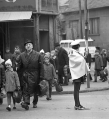 Magyarország, Szolnok, Baross utca (Beloiannisz út), háttérben a D. Elek István (Dimitrov) utca torkolata., 1969, Magyar Rendőr, mentőautó, rendőr, Fortepan #65776