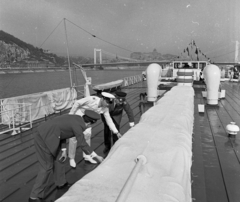 Magyarország, Budapest V., üdülőhajó a Belgrád rakparti kikötőben, háttérben az Erzsébet híd és a budai Vár., 1969, Magyar Rendőr, hajó, Budapest, Fortepan #65782