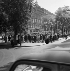 Magyarország, Budapest VI., Liszt Ferenc tér az Andrássy út (Népköztársaság útja) felől nézve. Ünnepi könyvhét., 1969, Magyar Rendőr, Budapest, Fortepan #65793