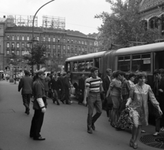 Magyarország, Budapest VI.,Budapest XIII., Teréz (Lenin) körút a Nyugati (Marx) tér felé nézve, jobbra a a Nyugati pályaudvar., 1969, Magyar Rendőr, autóbusz, Ikarus-márka, Ikarus 180, Budapest, Fortepan #65797