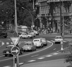 Magyarország, Budapest V.,Budapest VI., József Attila utca - Andrássy út (Népköztársaság útja) találkozása, keresztben a Bajcsy-Zsilinszky út., 1969, Magyar Rendőr, Budapest, forgalom, gyalogátkelő, Wartburg 311/312, rendszám, Fortepan #65799