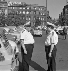 Magyarország, Budapest VIII., Blaha Lujza tér, szemben a Népszínház utca., 1969, Magyar Rendőr, reklám, utcakép, életkép, rendőr, parkoló, automobil, GAZ M21 Volga, Skoda Octavia, Moszkvics 407, Wartburg 311/312, rendszám, Moszkvics 408, Opel Rekord P1, kövérség, Budapest, Dacia 1100, Ford Escort MK1, Fortepan #65802