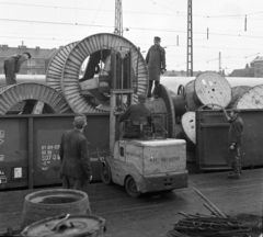 Magyarország, Budapest VI., Nyugati pályaudvar árurakodó területe a Dózsa György út közelében, háttérben a Podmaniczky (Rudas László) utca házai., 1970, Magyar Rendőr, rakodás, kábeldob, Budapest, Fortepan #65815