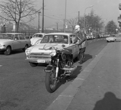 Magyarország, Budapest V., Belgrád rakpart a Vigadó térnél, az egykori és mai Dunakorzó, háttérben a Széchenyi Lánchíd., 1970, Magyar Rendőr, Volkswagen-márka, BMW-márka, Ford-márka, Wartburg 353, Volkswagen Bogár, Budapest, BMW R69S, Ford Cortina, rendszám, Fortepan #65816