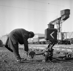 Magyarország, Budapest VI.,Budapest XIII., a Nyugati pályaudvar területe a Ferdinánd (Élmunkás) híd felől nézve, háttérben a Váci út épületei., 1970, Magyar Rendőr, váltóőr, kitérő, Budapest, Fortepan #65817