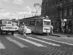 Magyarország, Budapest II., Margit körút (Mártírok útja), ideiglenes villamosmegálló a Frankel Leó út közelében., 1971, Magyar Rendőr, magyar gyártmány, teherautó, Nysa-márka, Csepel-márka, villamos, Trabant 601, Csepel D450, Budapest, gyalogátkelő, Fortepan #65823