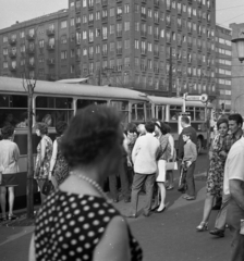 Magyarország, Budapest VII., Károly (Tanács) körút, balra a Madách tér., 1971, Magyar Rendőr, Ikarus-márka, buszmegálló, Ikarus 180, Ikarus 620/630, Ikarus 556, Budapest, autóbusz, Fortepan #65832