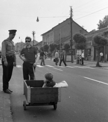 Magyarország, Budapest XVIII., Üllői út (Vörös Hadsereg útja) a Baross utcai villamosmegállónál., 1971, Magyar Rendőr, rendőr, napszemüveg, fiúk, talicska, Budapest, gyalogátkelő, Fortepan #65836