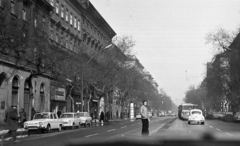 Magyarország, Budapest VI., Andrássy út (Népköztársaság útja) a Hajós utca felől a Nagymező utca felé nézve., 1971, Magyar Rendőr, Volkswagen-márka, Volkswagen Bogár, Renault 10, Budapest, Fortepan #65846