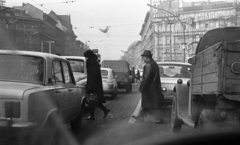 Magyarország, Budapest VI., Oktogon (November 7. tér), szemben a Teréz (Lenin) körút a Nyugati (Marx) tér felé vezető szakasza., 1971, Magyar Rendőr, neonreklám, neon lámpa, Polski Fiat 125p, Fiat 500, Budapest, Fortepan #65851