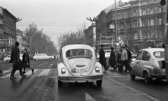 Magyarország, Budapest VI., Andrássy út (Népköztársaság útja) az Oktogonnál (November 7. tér) a Hősök tere felé nézve., 1971, Magyar Rendőr, Volkswagen-márka, Zastava 750, rendszám, Renault 16, Volkswagen Bogár, Budapest, országjelzés, Fortepan #65852