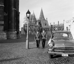 Magyarország, budai Vár, Budapest I., Szentháromság tér a Mátyás-templom és a Halászbástya között., 1971, Magyar Rendőr, rendőr, rendőrjármű, Budapest, sziréna, rendszám, GAZ M21 Volga, Fortepan #65864