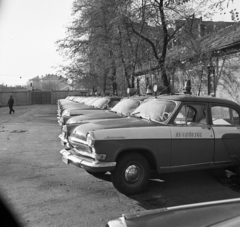 Magyarország, Budapest VIII., a Mosonyi utcai rendőrség udvara és garázsai a Lóvásár utca felől a Fiumei (Mező Imre) út felé nézve., 1971, Magyar Rendőr, rendőrjármű, Budapest, GAZ M21 Volga, Fortepan #65866