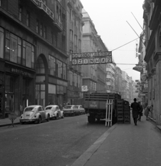 Magyarország, Budapest V., Petőfi Sándor utca a Ferenciek tere (Felszabadulás tér) felől nézve., 1972, Magyar Rendőr, teherautó, Volkswagen-márka, rendszám, rakodás, Volkswagen Bogár, neon felirat, Budapest, Fortepan #65867